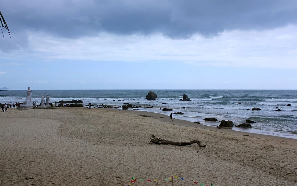 Бухта Жиюэвань — Riyue Bay